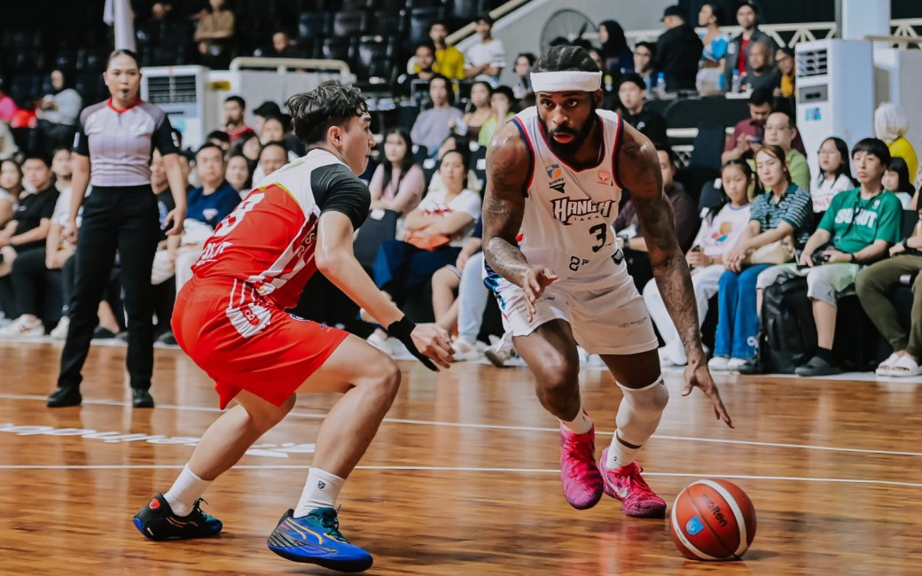 Aksi Vander Lee Blue II saat membawa Hangtuah Jakarta menang dramatis atas Rajawali Medan di GOR UNIMED.