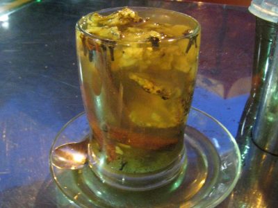 Ilustrasi minuman penghangat tubuh seperti wedang jahe, wedang uwuh, teh hijau madu lemon, dan kunyit asam saat musim hujan