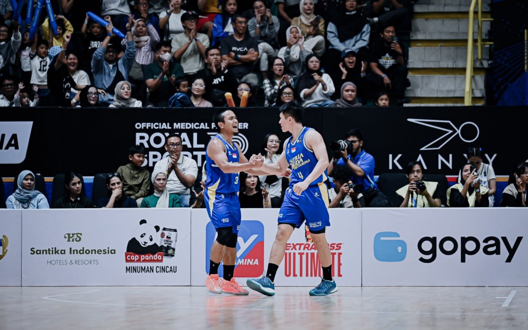 Selebrasi pemain Satria Muda usai melakukan comeback lawan Bogor Hornbills di IBL 2026 Bandung Arena