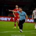 Pelatih Timnas Indonesia John Herdman memberi instruksi kepada pemain saat laga melawan Bulgaria di Stadion Utama Gelora Bung Karno, Senin (30/3/2026)