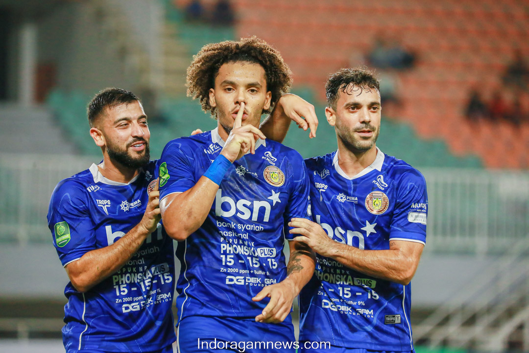 Para pemain Persiraja Banda Aceh merayakan gol ke gawang Persikad Depok di Stadion Pakansari