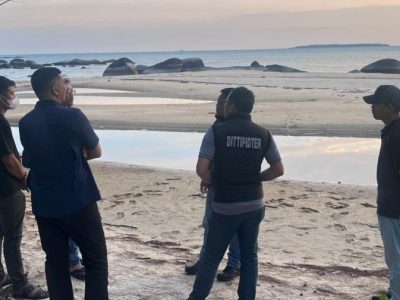 Petugas kepolisian di lokasi pengolahan pasir timah ilegal di Kelapa Kampit, Kabupaten Belitung Timur/Foto: Istimewa