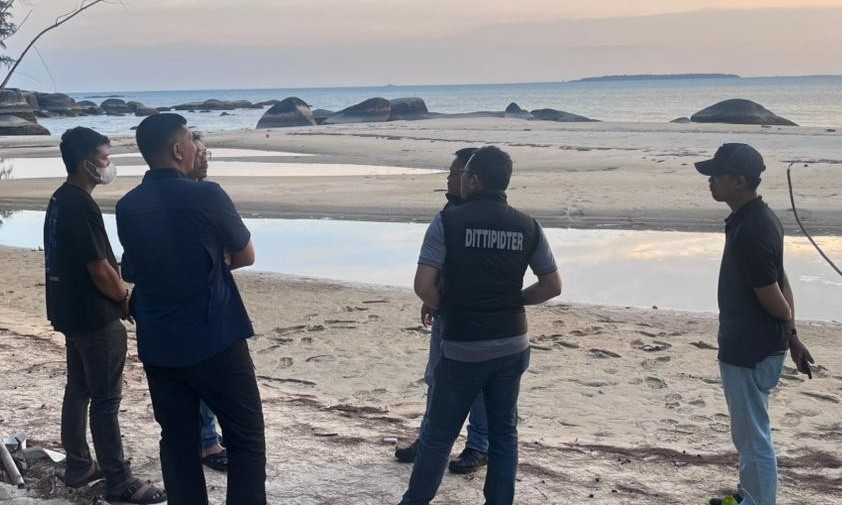 Petugas kepolisian di lokasi pengolahan pasir timah ilegal di Kelapa Kampit, Kabupaten Belitung Timur/Foto: Istimewa