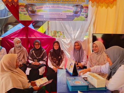 Tim BKKBN Aceh memberikan layanan konseling dan edukasi kesehatan reproduksi kepada masyarakat di Posko Mudik kawasan Aneuk Galong, Aceh Besar/Foto: BKKBN Aceh
