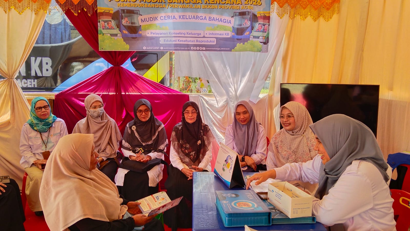 Tim BKKBN Aceh memberikan layanan konseling dan edukasi kesehatan reproduksi kepada masyarakat di Posko Mudik kawasan Aneuk Galong, Aceh Besar/Foto: BKKBN Aceh