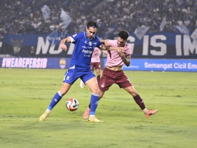 Pencetak dua dari tiga gol kemenangan Persib, Andrew Jung (biru) sedang mempertahankan bola dari gangguan pemain Persik. Persib Bandung taklukkan Persik Kediri dengan skor meyakinkan 3-0 di Stadion GBLA/Foto: Muhammad Farid/ Indoragamnewscom