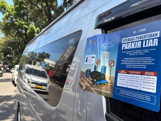 Dishub Bandung perketat pengawasan parkir liar selama Ramadan dan Lebaran 2026. Petugas siaga di mal, wisata, dan makam. Warga diminta pakai jukir resmi.
