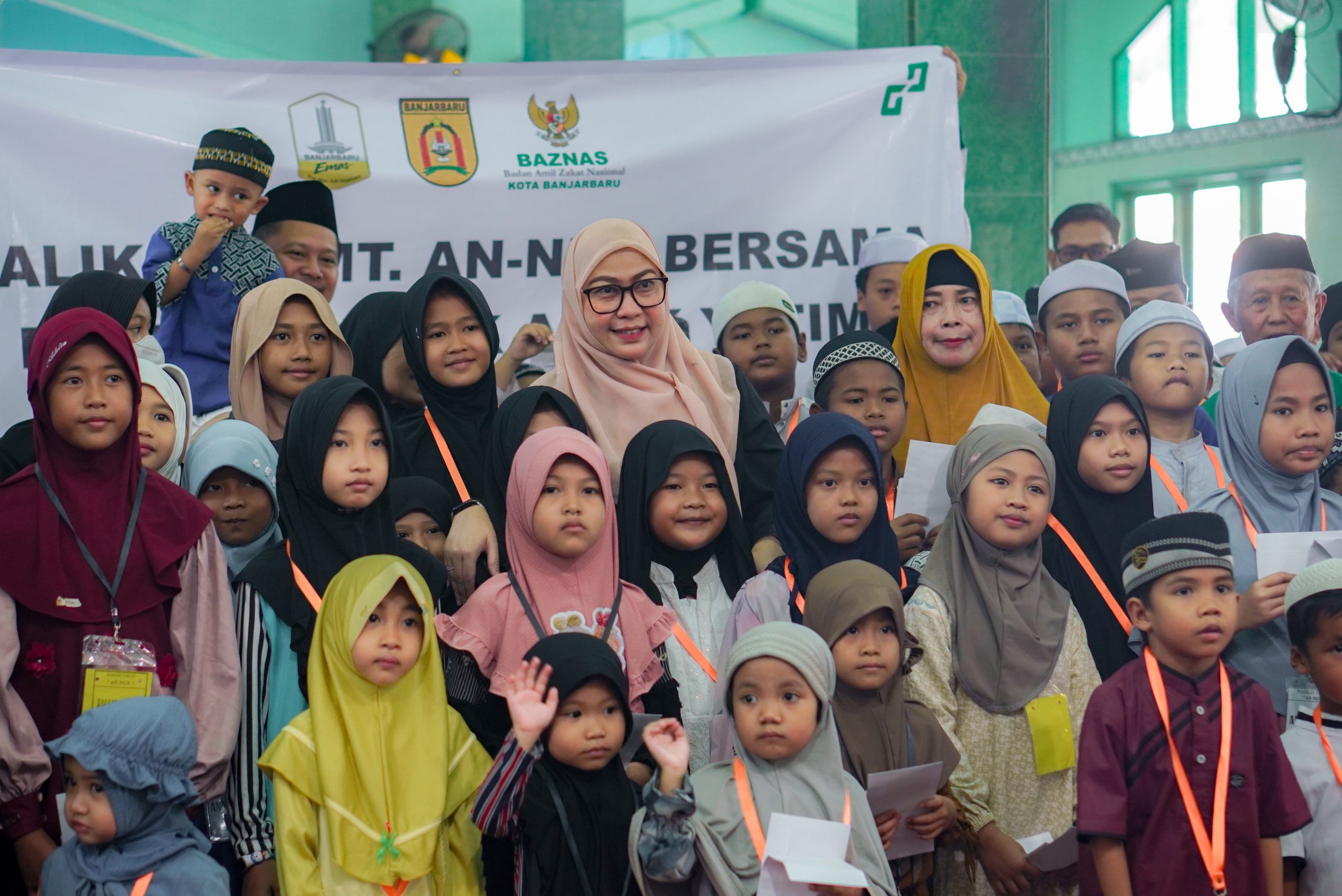 Wali Kota Banjarbaru Bagikan Santunan ke Anak Yatim