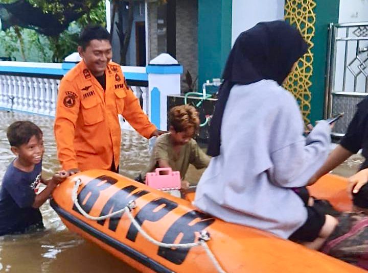 Tim BPBD mengevakuasi korban banjir di Kabupaten Batang/Foto: Media Center Pemkab Batang