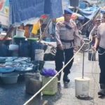 Petugas Polresta Cirebon memasang pembatas jalan tolo-tolo di kawasan Pasar Ikan Gebang untuk mengurai kemacetan arus mudik Lebaran 2026