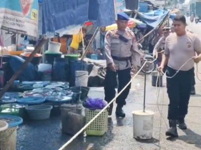 Petugas Polresta Cirebon memasang pembatas jalan tolo-tolo di kawasan Pasar Ikan Gebang untuk mengurai kemacetan arus mudik Lebaran 2026