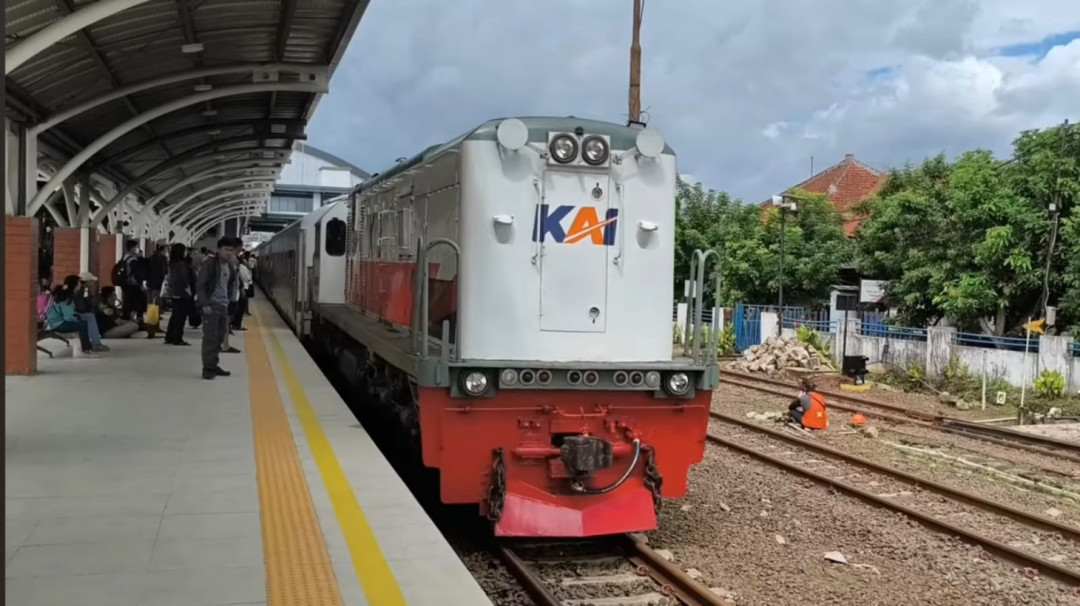 KAI Commuter batasi rute Rangkasbitung-Merak hanya sampai Cilegon selama 13-20 Maret 2026. Penumpang ke Merak disediakan angkutan gratis dari Stasiun Cilegon.