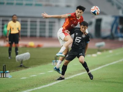 Bek Garudayaksa FC, Feby Eka duel udara memperebutkan bol denagn pemain seniuor FC Bekasi, Dias Angga Putra. Garudayaksa berhasil menggasak Bekasi City 4-0 di Stadion Pakansari/Foto Media Garudyaksa FC