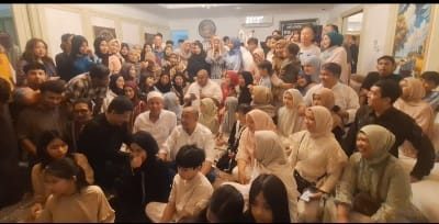 Habib Aboe Bakar Alhabsyi bersama keluarga dan kerabat saat halalbihalal di kediamannya, Jakarta Selatan