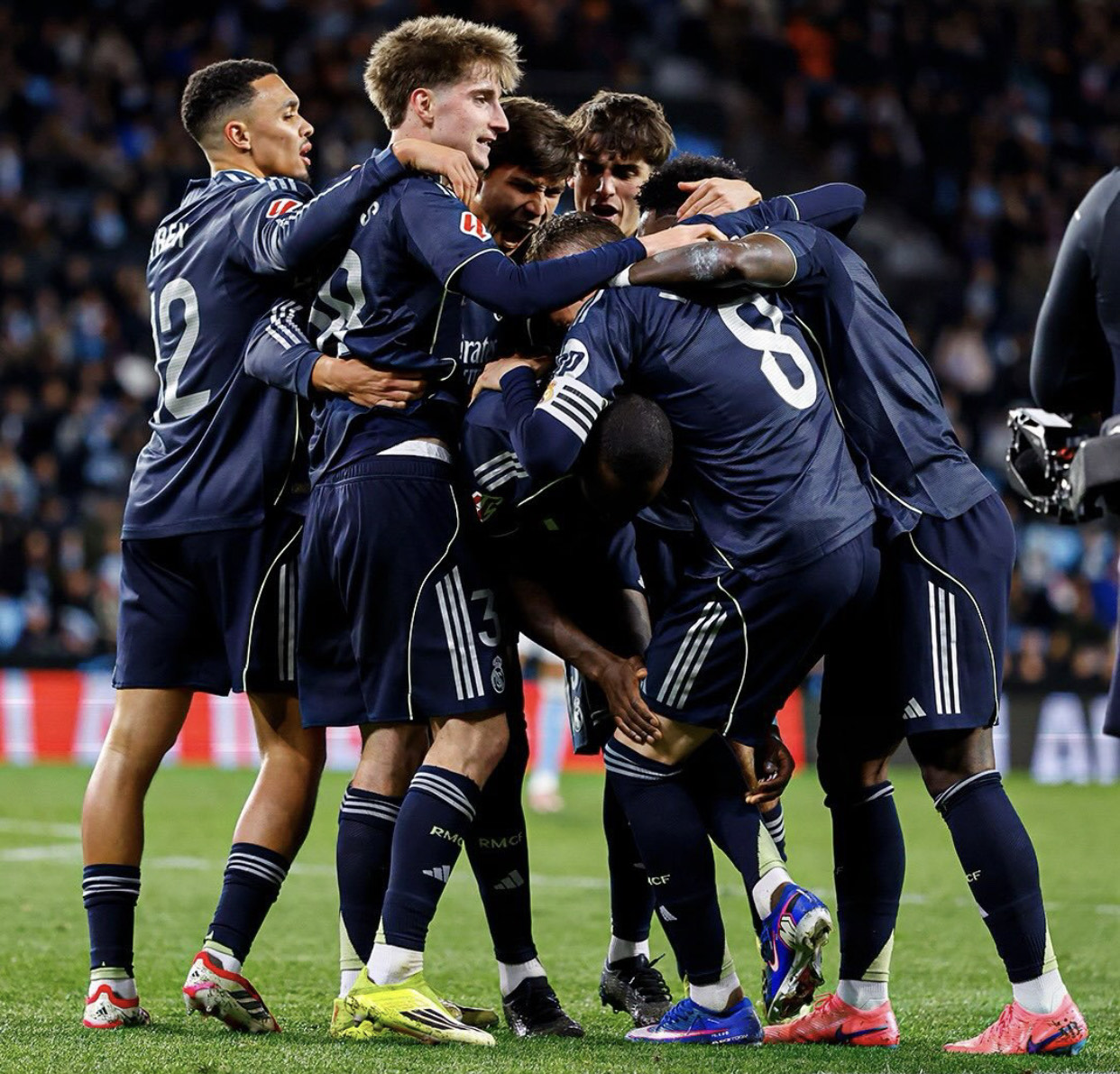 Real Madrid menang 2-1 atas Celta Vigo lewat gol Federico Valverde di menit akhir injury time. Kemenangan ini mengakhiri dua kekalahan beruntun Los Blancos dan menjaga jarak satu poin dari Barcelona di puncak klasemen/Foto: Real Madrid