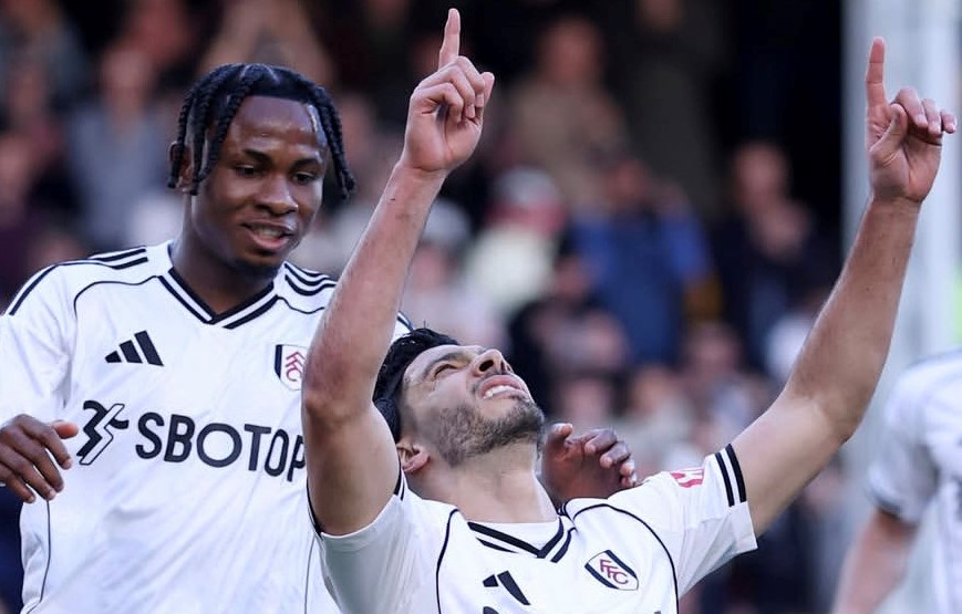 Pemain Fulham merayakan gol kemenangan ke gawang Burnley dalam laga Premier League di Craven Cottage