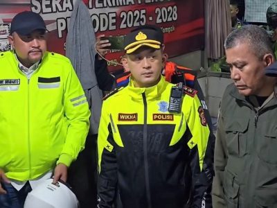 Personel gabungan TNI-Polri dan Satpol PP menunjukkan barang bukti ratusan botol miras hasil Operasi KRYD di Terminal Cibinong