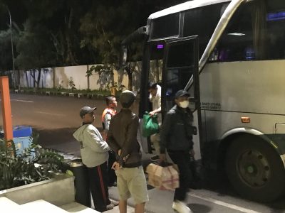 Para penumpang dari luar kota yang diangkut Bus AKAP berdatangan di Terminal Garut di H-2 Idul Fitri 1447 H/Foto: Nandang Permana /Indoragamnewscom