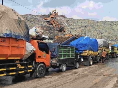 Antrian truk pengangkut sampah di TPA Burangkeng, Kabupaten Bekasi/Foto: Pemkab Bekasi