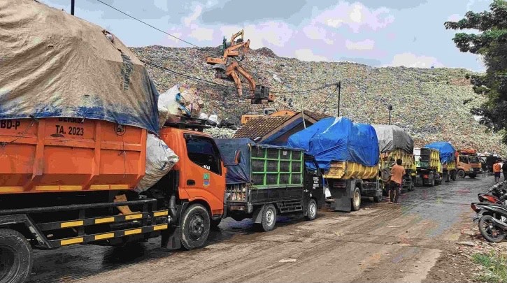 Antrian truk pengangkut sampah di TPA Burangkeng, Kabupaten Bekasi/Foto: Pemkab Bekasi