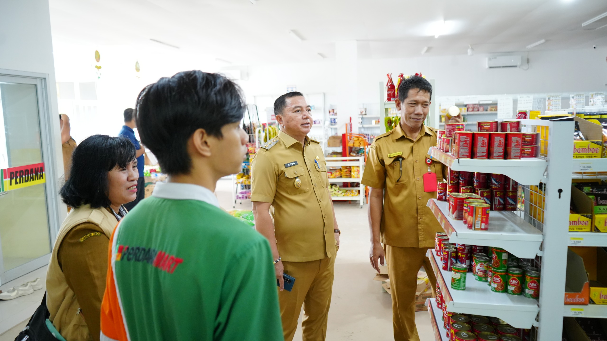 Wakil Bupati Kapuas Dodo bersama tim melakukan peninjauan bahan pangan di Gudang Perdana dalam rangka intensifikasi pengawasan keamanan pangan bulan Ramadhan dan menjelang Idul Fitri 1447 H/Foto: Media Center Kapuas