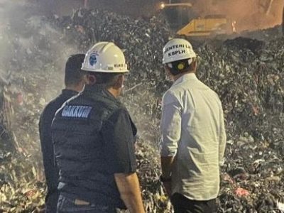 Menteri Hanif Faisol Nurofiq meninjau TKP tragedi longsor TPST Bantargebang/Foto: Humas KLH