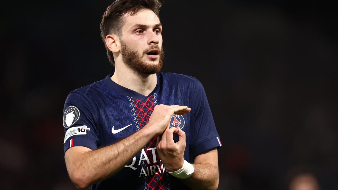 Penyerang PSG Khvicha Kvaratskhelia yang dikabarkan menjadi target transfer Arsenal pada bursa transfer musim panas 2026