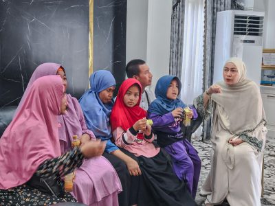 Wali Kota Banjarbaru Erna Lisa Halaby berbincang dengan penyandang disabilitas dari Yayasan Tuna Netra Nusantara di rumah dinas saat Lebaran 2026/Foto: Media center Banjarbaru