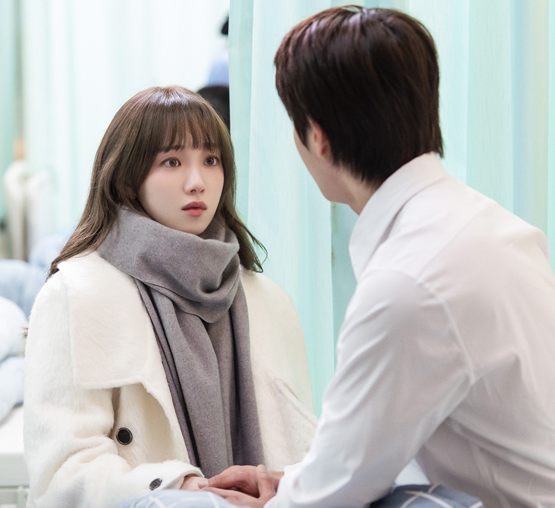 Sunwoo Chan akhirnya bertemu Cha Soo Jin, sosok di balik ingatan gelang di In Your Radiant Season. Song Ha Dam ketahui rahasia Cha Yoo Kyum.