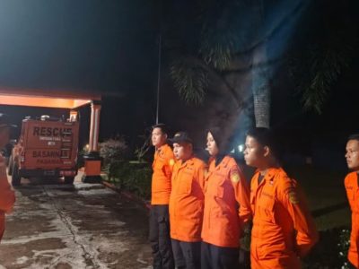 Tim SAR Basarnas Padang cari bocah 6 tahun hanyut di Sungai Batang Lapu, Pasaman Barat. Peristiwa terjadi Minggu sore, korban terseret arus saat bermain.