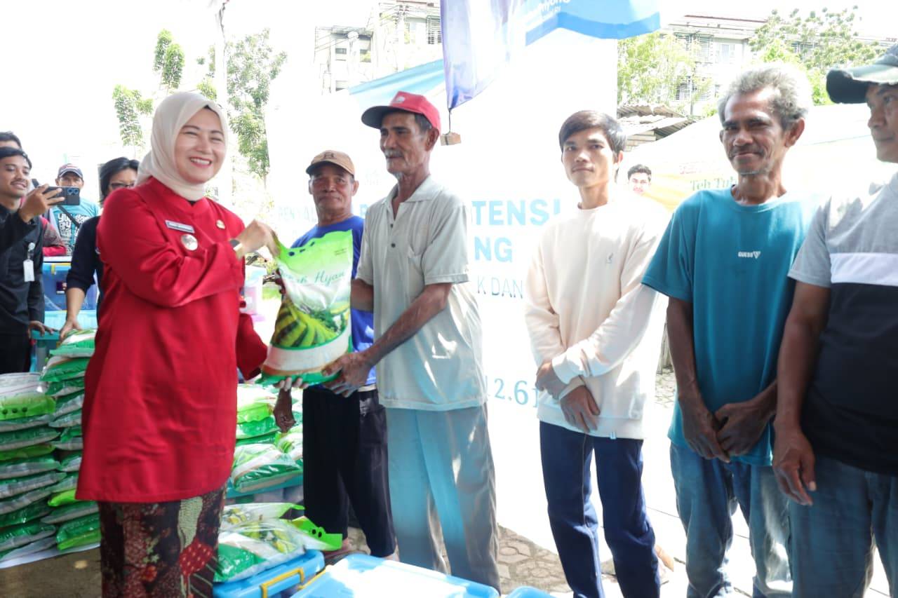 Wakil Wali Kota Pangkalpinang menyerahkan paket bantuan sembako kepada nelayan di Kelurahan Lontong Pancur/Foto: Medcen Kota Pangkalpinang
