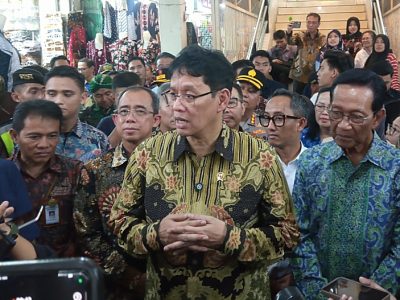 Menteri Keuangan Purbaya Yudhi Sadewa bersama Sri Sultan Hamengkubuwono X saat mengunjungi Pasar Beringharjo Yogyakarta