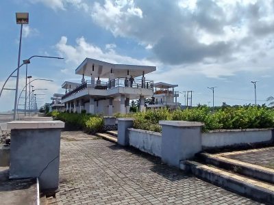 Pemandangan pesisir Pantai Amal Tarakan yang menjadi lokasi pendaratan pasukan Sekutu dan Jepang pada Perang Dunia II
