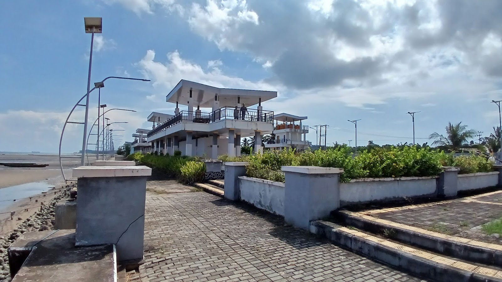 Pemandangan pesisir Pantai Amal Tarakan yang menjadi lokasi pendaratan pasukan Sekutu dan Jepang pada Perang Dunia II