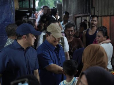 Presiden Prabowo Subianto berdialog dengan warga di bantaran rel kawasan Senen, Jakarta Pusat, Kamis 26 Maret 2026