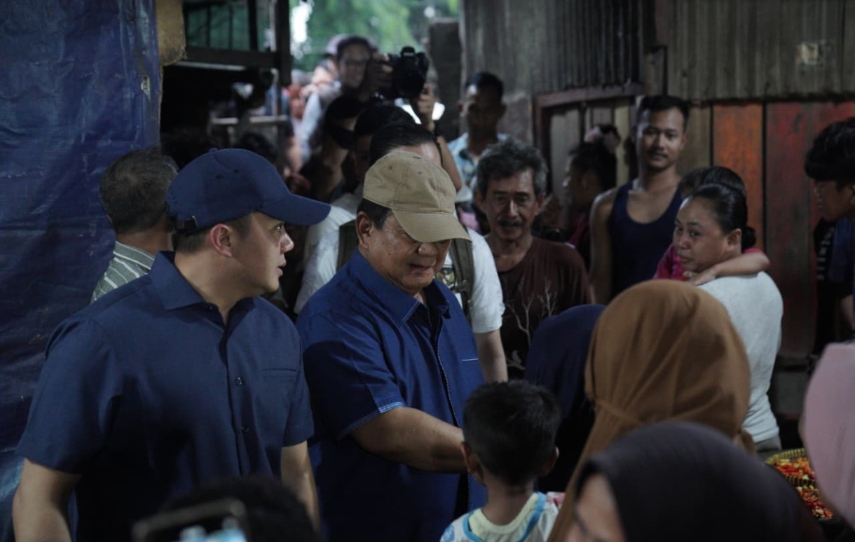 Presiden Prabowo Subianto berdialog dengan warga di bantaran rel kawasan Senen, Jakarta Pusat, Kamis 26 Maret 2026