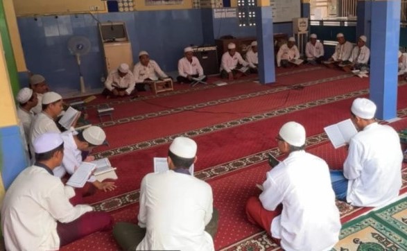Warga binaan Rutan Situbondo mengikuti kegiatan pesantren kilat membaca Al-Qur'an bersama selama bulan Ramadan