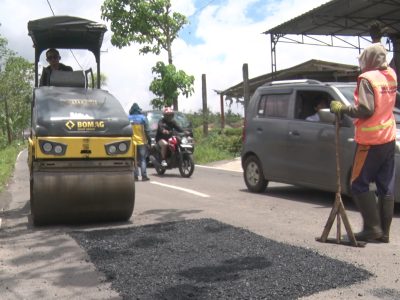 Petugas Dinas Pekerjaan Umum dan Penataan Ruang (PUPR) Kabupaten Temanggung, Jawa Tengah, mempercepat perbaikan sejumlah jalur alternatif mudik Lebaran 2026/Foto: Media Center Temanggung.
