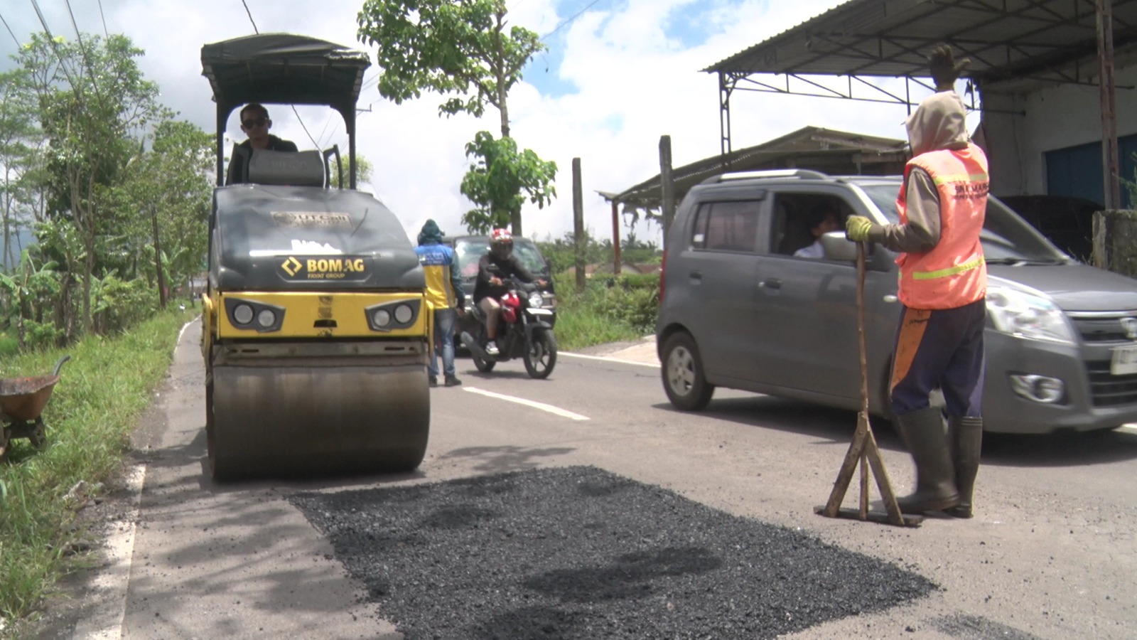 Petugas Dinas Pekerjaan Umum dan Penataan Ruang (PUPR) Kabupaten Temanggung, Jawa Tengah, mempercepat perbaikan sejumlah jalur alternatif mudik Lebaran 2026/Foto: Media Center Temanggung.
