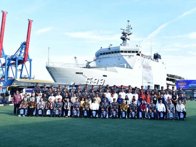 TNI AL kembali mengadakan program mudik gratis dengan menggunakan menggunakan kapal perang. Di mana, pada gelombang kedua ini, KRI Banda Aceh-593 diberangkatkan dengan rute Jakarta menuju Semarang dan Surabaya/Foto: TNI AL