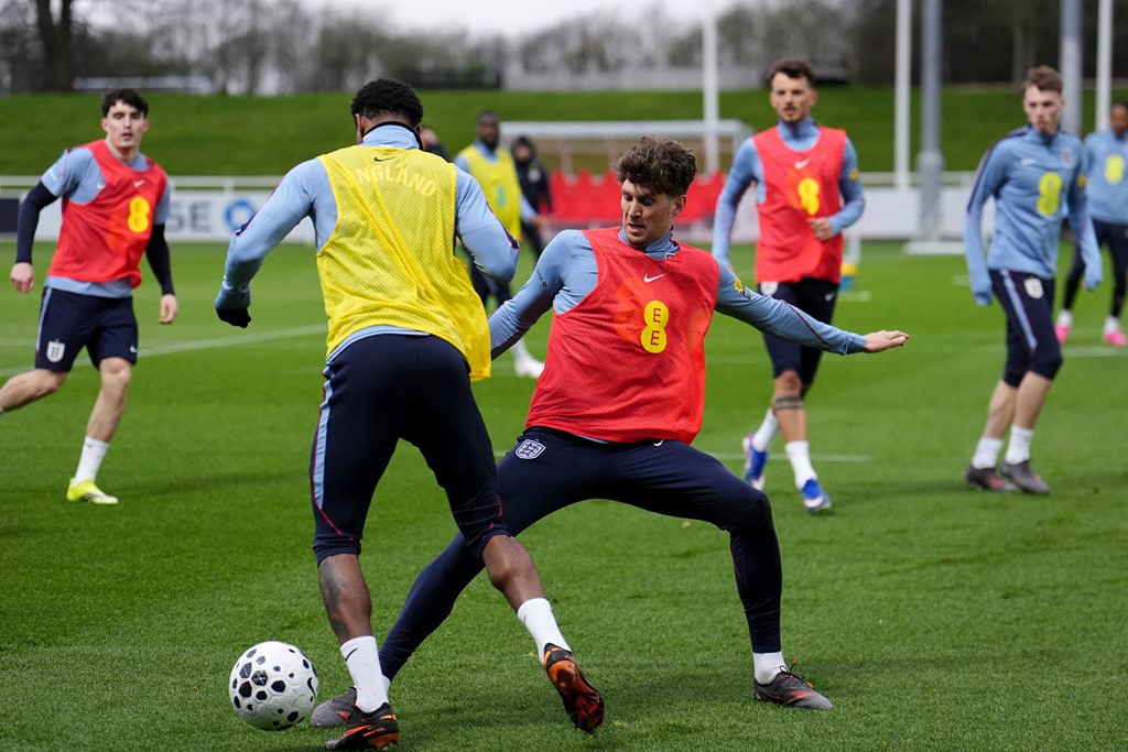 John Stones saat sesi latihan bersama Timnas Inggris di St George’s Park sebelum cedera betis memaksanya kembali ke Manchester City