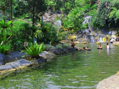Kolam pemandian air panas Ciater dengan latar perkebunan teh di lereng Tangkuban Perahu
