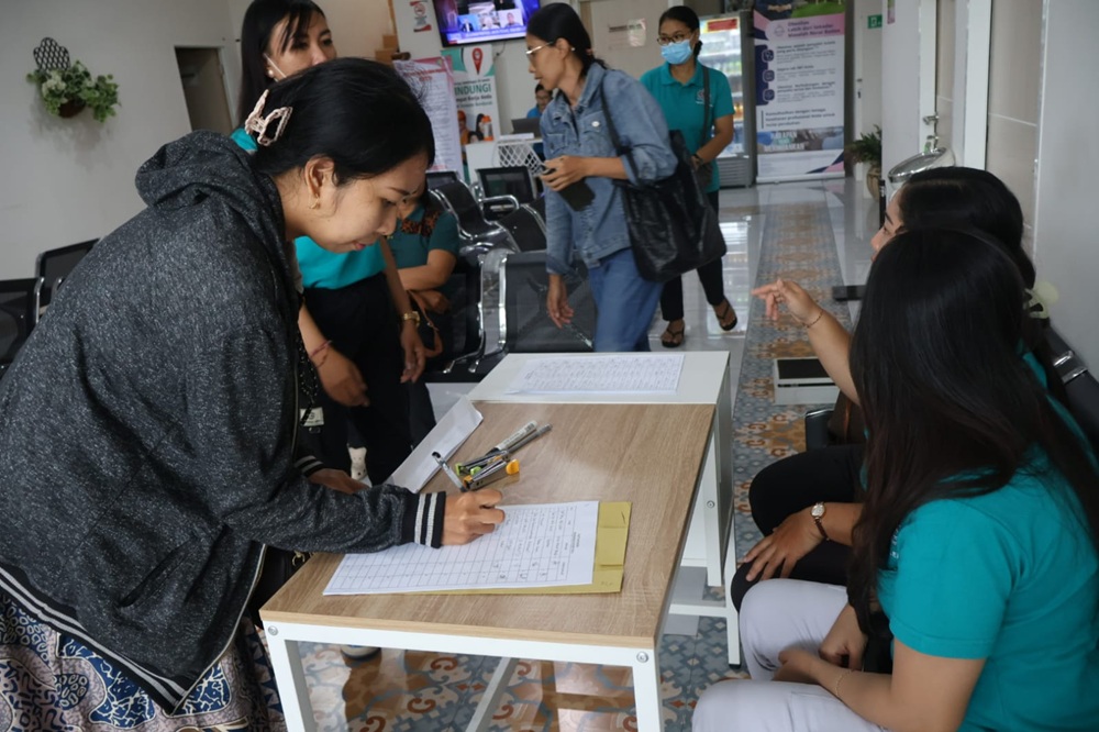 Suasana pelaksanaan pemeriksaan HPV DNA Test di Klinik Sutji Medika, Singaraja, dalam rangka peringatan HUT ke-422 Kota Singaraja