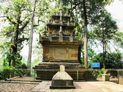 Candi dan makam tokoh penyebar agama Islam yang bersebelahan menunjukkan toleransi beragama masyarakat sekitar