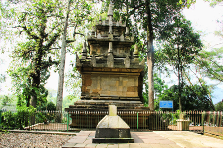 Candi dan makam tokoh penyebar agama Islam yang bersebelahan menunjukkan toleransi beragama masyarakat sekitar