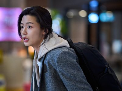 Jun Ji Hyun dalam film Colony sebagai Kwon Se Jung, seorang ahli bioteknologi yang memimpin penyintas dari wabah virus misterius