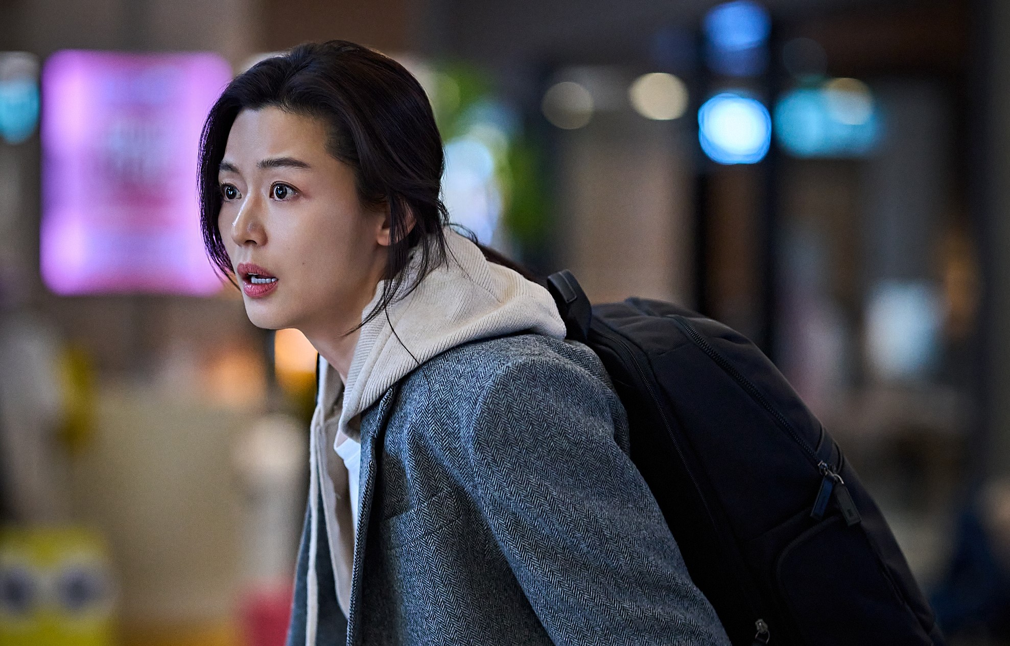 Jun Ji Hyun dalam film Colony sebagai Kwon Se Jung, seorang ahli bioteknologi yang memimpin penyintas dari wabah virus misterius