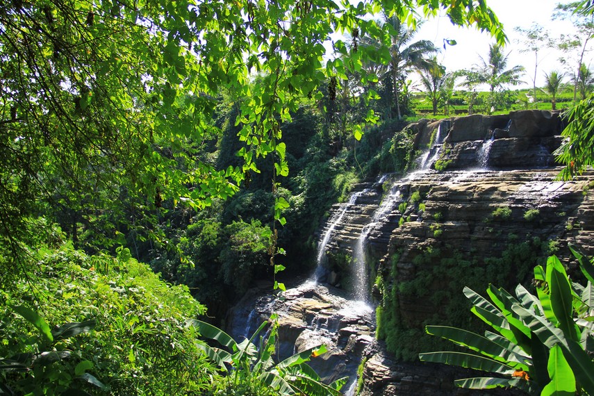 Curug Luhur Sukabumi setinggi 80 meter menawarkan sensasi unik: menikmati air terjun dari puncak dan bawah. Pemandangan terbaik Juni-Agustus.