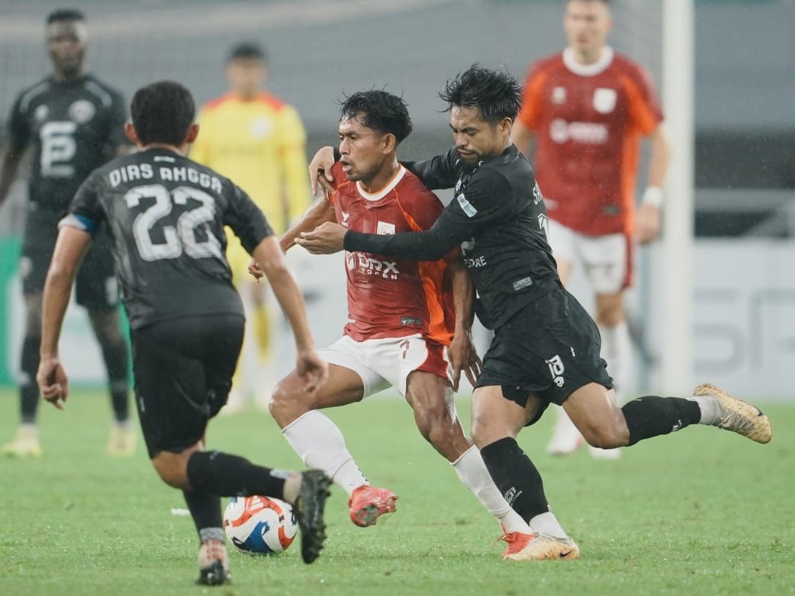Pemain sayap Garudayaksa FC, Andik Vermansyah mendapatkan pengawalan ketat dari pemain FC Bekasi City. Di laga itu, Andik menyumbag satu dari empat gol kemenangan Garudyaksa FC/Foto: Media Garudyaksa FC