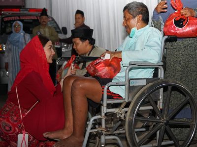 Anggota DPR RI Novita Hardini berbincang hangat dengan warga saat penyerahan bantuan sembako di Kecamatan Karangan, Trenggalek